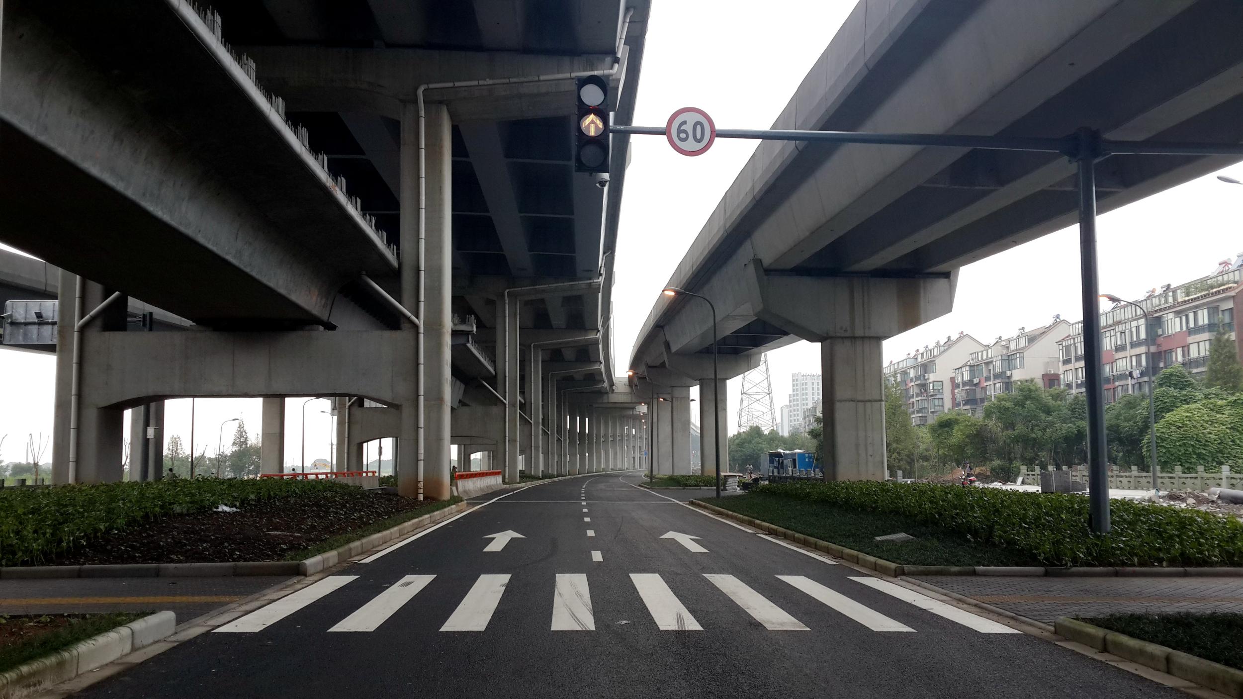 --> 9月25日,由市城投公司、通投公司建设的北外环路西段地面道路恢复双向通车,加之8月份率先实现通车的镇海段,标志着北外环路地面道路实现全线通车,江北“大交通”格局进一步成形。 2011年起建的北外环快速路,西起接绕城高速公路和杭州湾大通道的前洋互通立交,东至世纪大道,全长约16公里。自西向东与慈城连接线、金山路、广元大道、洪塘西路、机场快速路、江北大道、康庄南路、康桥南路、九龙大道(大庆南路北延)、人民路、海慈南路、329国道、世纪大道等道路相连接。工程将采用主、辅相